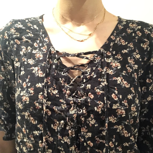 Feminine floral top. - Picture 8 of 12